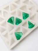 Forma na želé bonbony ve tvaru diamantu 3.5 mL - 173 dutin - šikmý pohled, se smaragdově zelenými želé bonbony, průsvitné