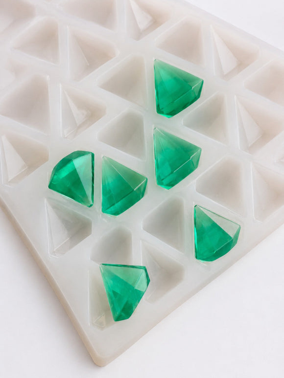 Forma na želé bonbony ve tvaru diamantu 3.5 mL - 173 dutin - detailni pohled, se smaragdově zelenými želé bonbony